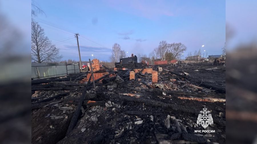 Два человека погибли при пожаре в деревне под Ярославлем