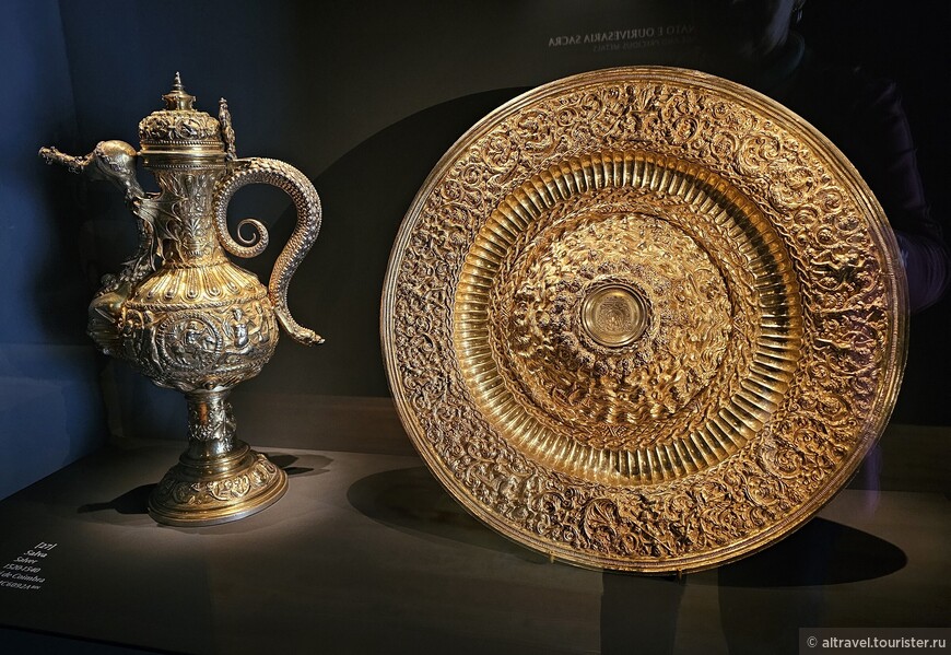  Кувшин и поднос. 1520-1540. Позолоченное серебро. Поступления в музей из Старого собора Коимбры.