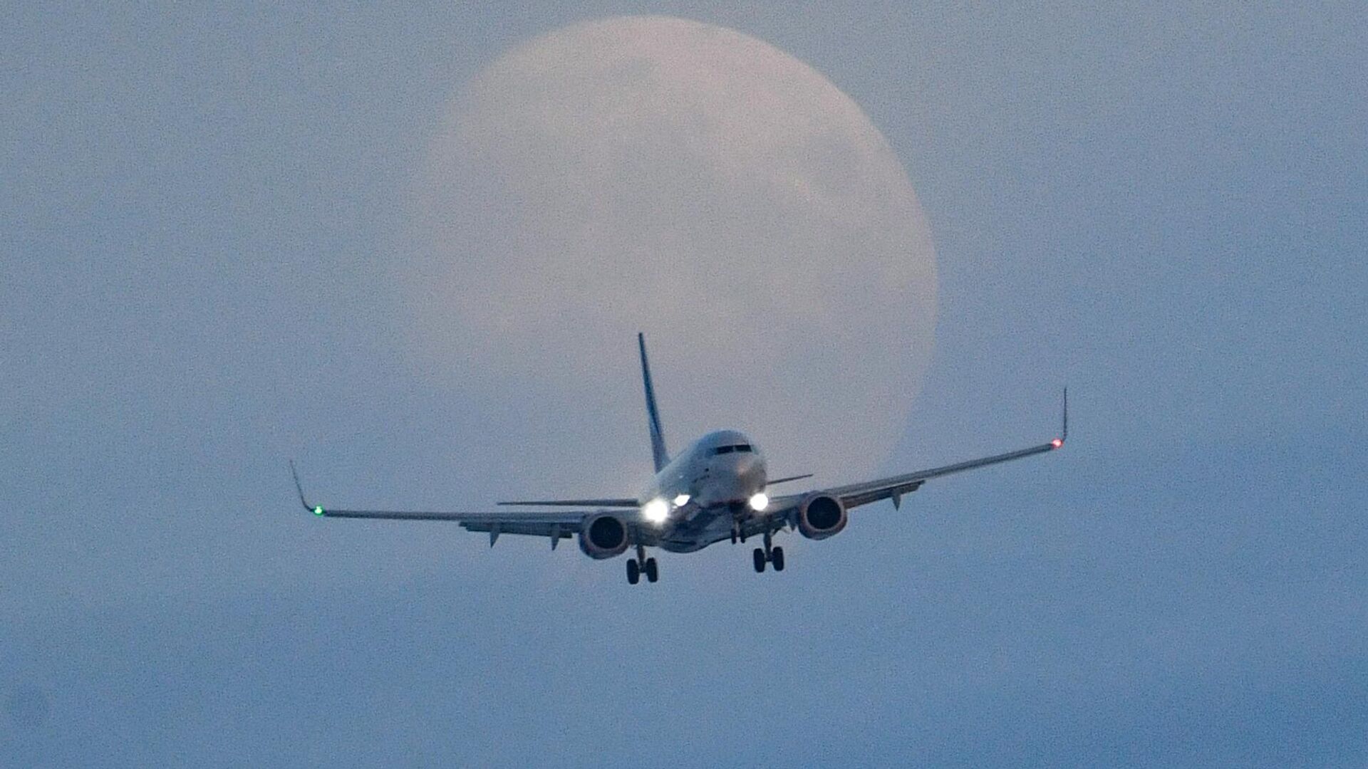 Самолет Boeing 737-800 авиакомпании Аэрофлот в Международном аэропорту Новосибирск (Толмачёво) им. А. И. Покрышкина. - Sputnik Грузия, 1920, 03.06.2025