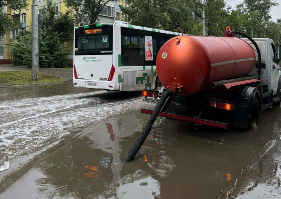 С улиц Благовещенска откачивают воду Где работает техника