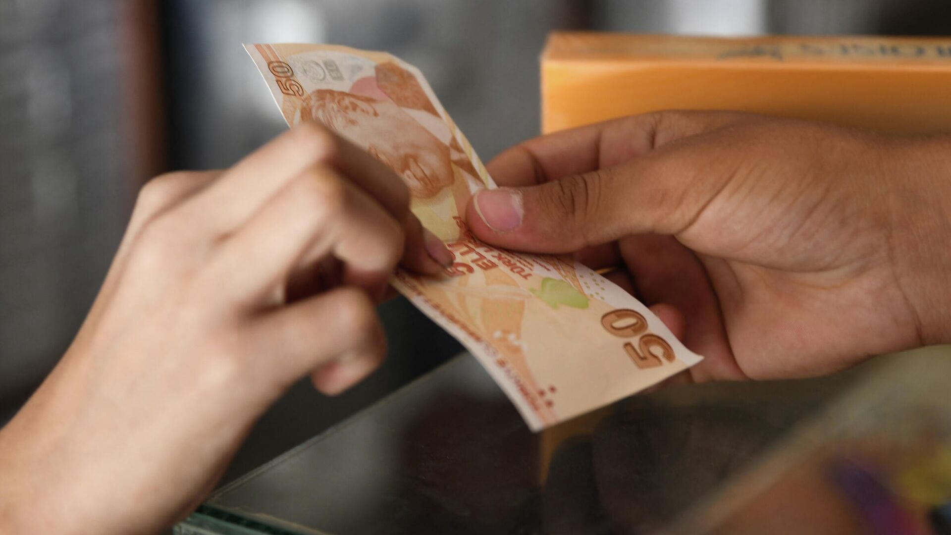 Покупатель платит продавцу банкнотой турецкой лиры, фото из архива - Sputnik Азербайджан, 1920, 23.03.2025