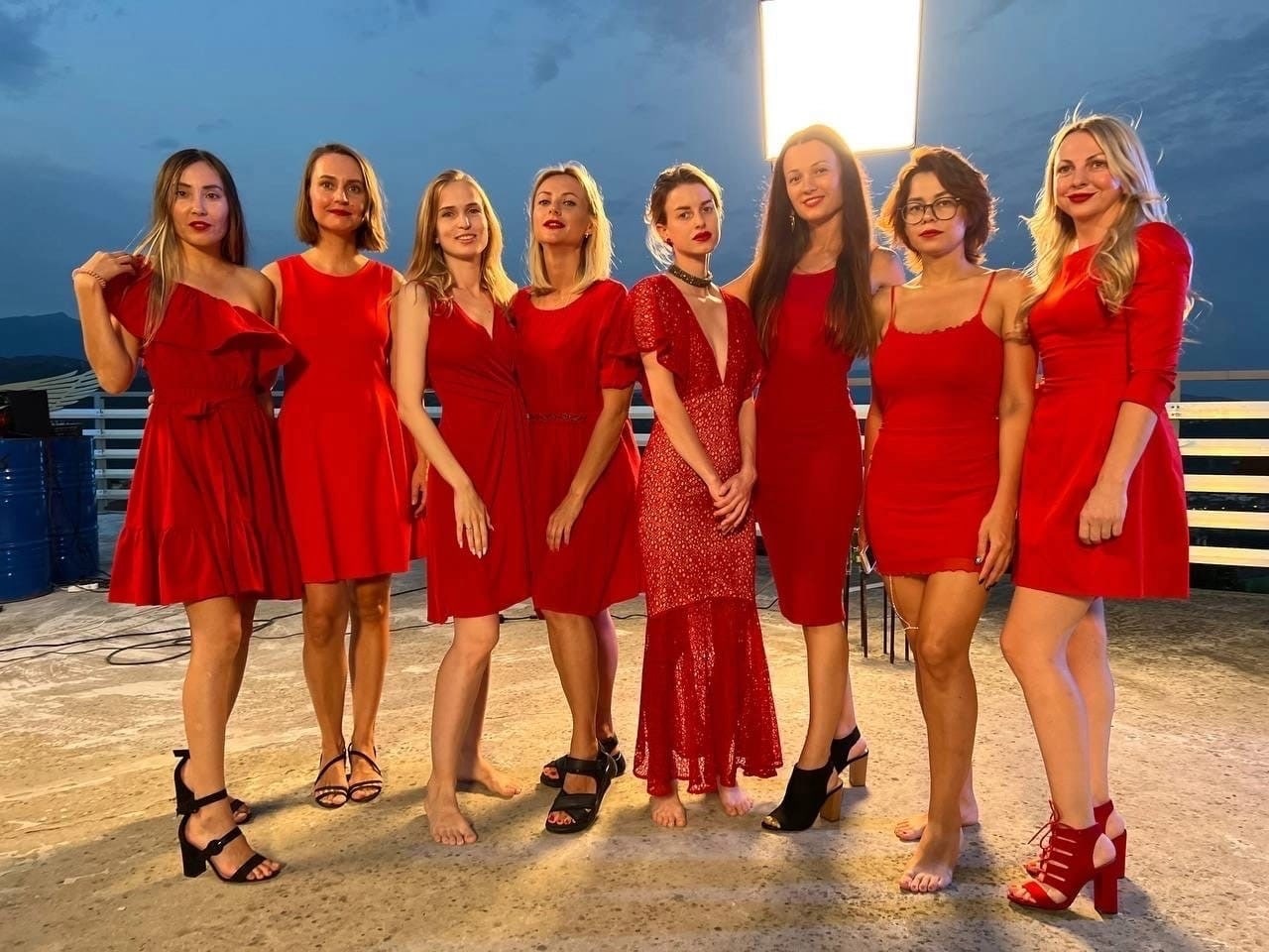 Группа девушек в Красном