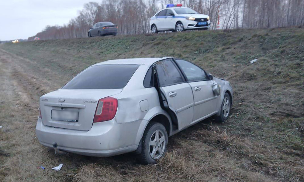На трассе в Омской области иномарка опрокинулась в кювет