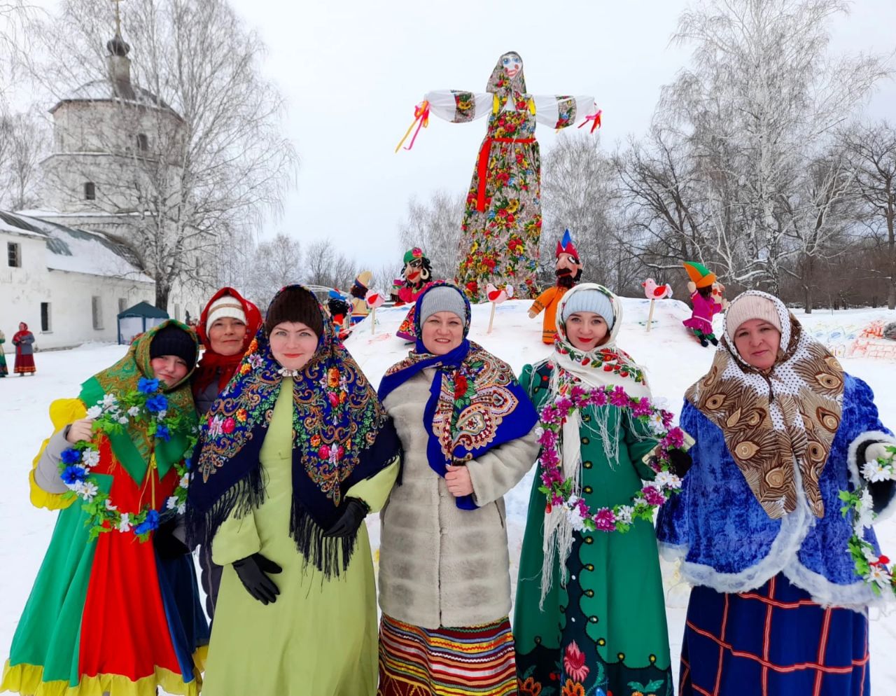 Хоровод вокруг масленицы. Масленицу встречаем зиму провожаем. М. Масленица провожает зиму. Масленицу провожают зиму.