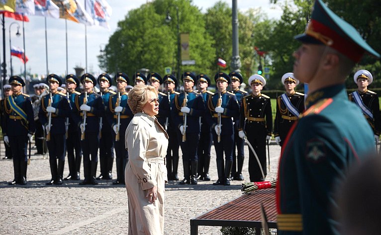 Возложение цветов к памятнику Петру I на Сенатской площади