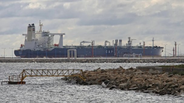 Танкер «Атлантас», который в январе 2026 года за $70 млн купила фирма Sinokor Merchant Marine, пришвартован на нефтеперерабатывающем заводе в Польше в 2016-м (Фото NurPhoto / Getty Images)