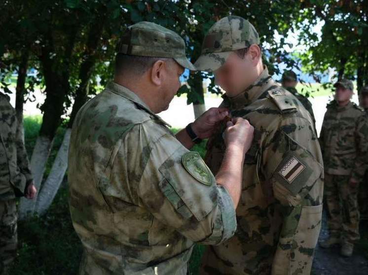 В Курской области сотруднику ОМОНа вручили медаль «За храбрость»