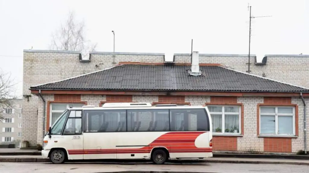 Рейсов меньше, билеты дороже: что происходит с общественным транспортом Латвии