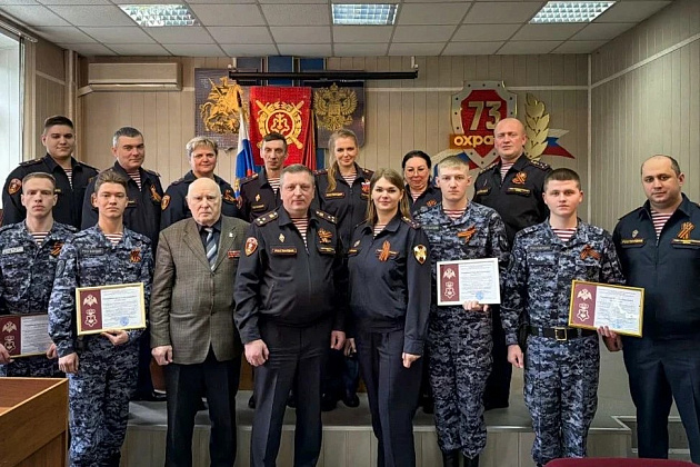 В подразделениях вневедомственной охраны столичного главка Росгвардии проходят церемонии вручения табельного оружия молодым сотрудникам