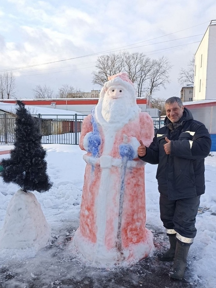 В Ярославле жители начали лепить снежных Дедов Морозов