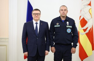 Алексей Текслер вручил государственные и региональные награды южноуральцам. Автор фото - Наиль Фаттахов 