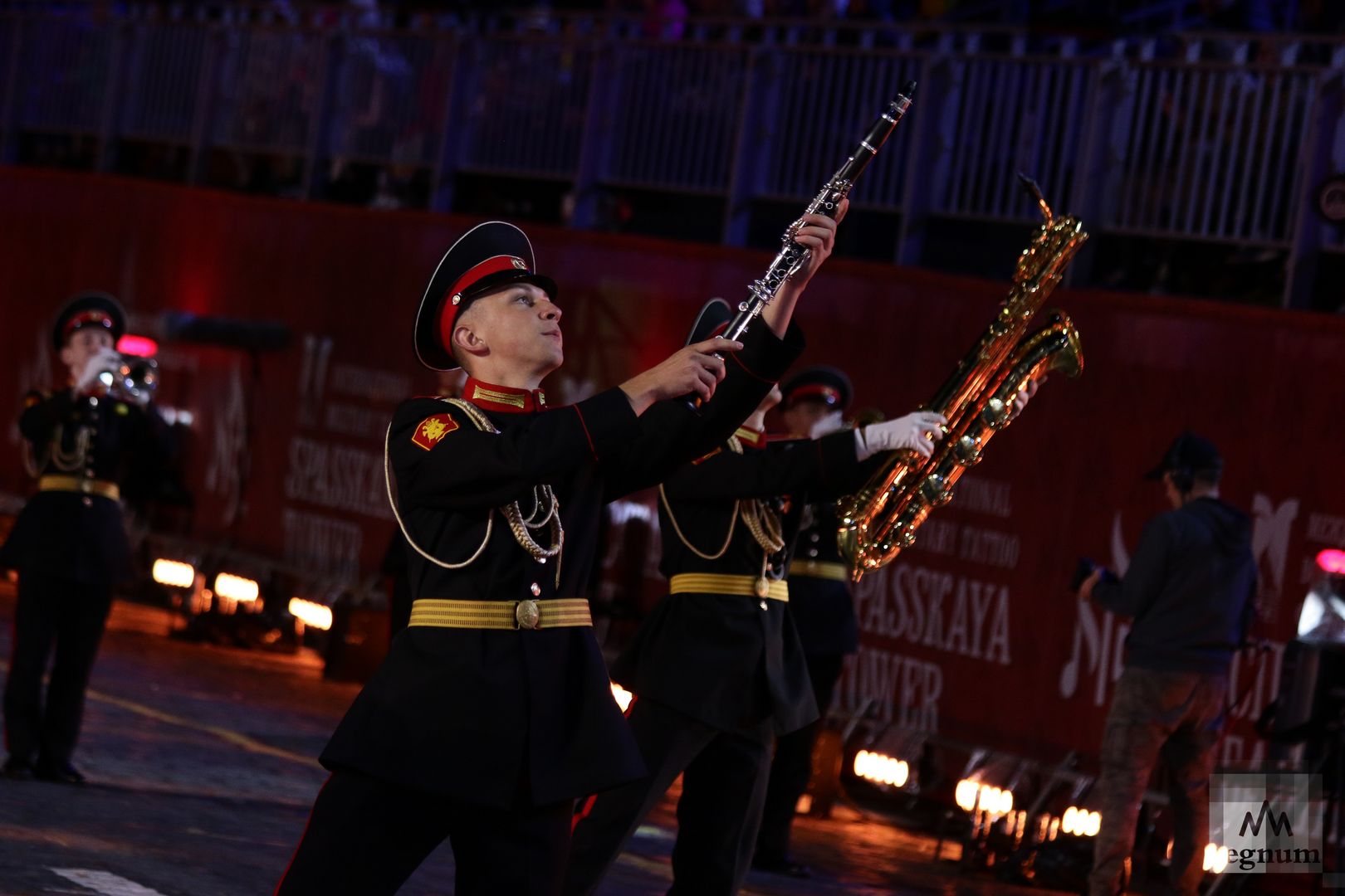 Выступление оркестра суворовцев Московского военно-музыкального училища и ансамбля барабанщиц Пансиона воспитанниц Министерства обороны России