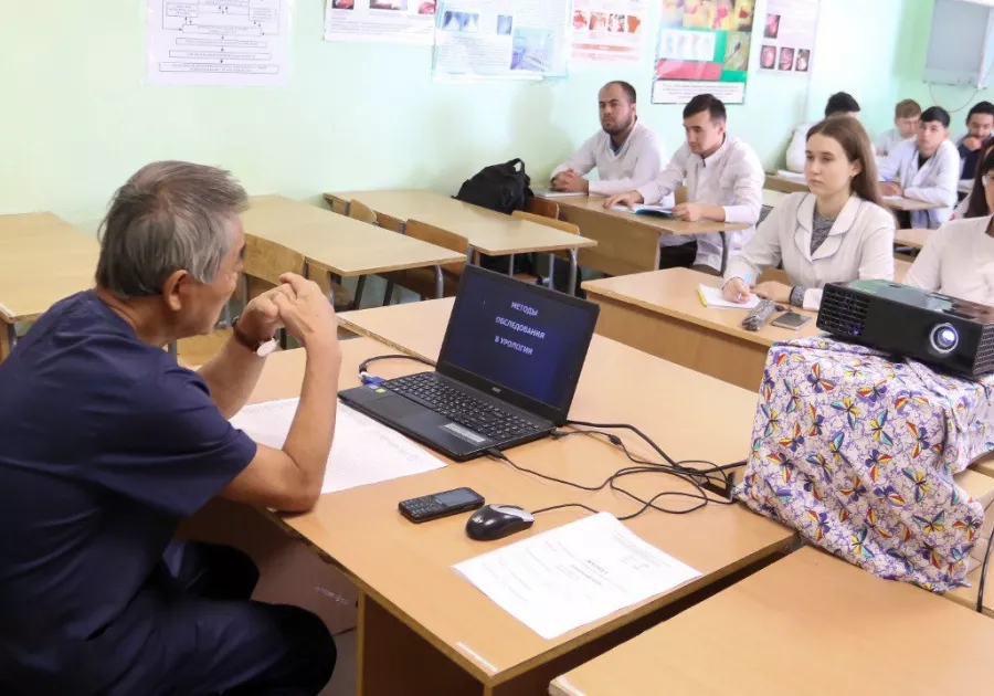 Юрий Тен передает опыт студентам