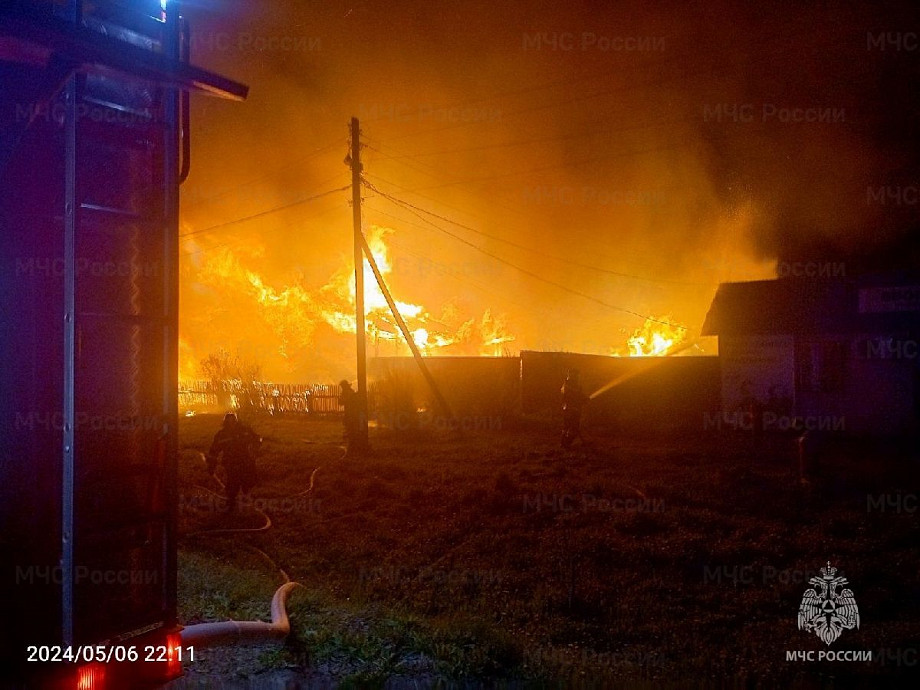 В Меленковском районе загорелся частный дом с хозпостройками