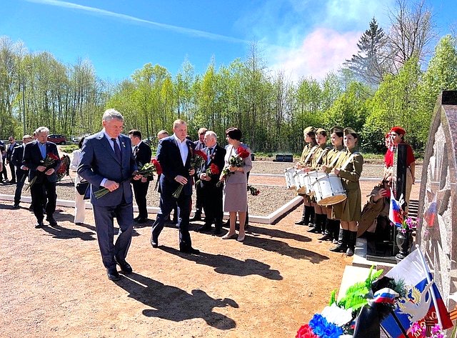 Сенаторы и участники заседания Дискуссионного клуба молодежных парламентов Ленинградской и Вологодской областей возложили цветы к мемориалу воинов, погибших в 1943 году при освобождении Ленинграда