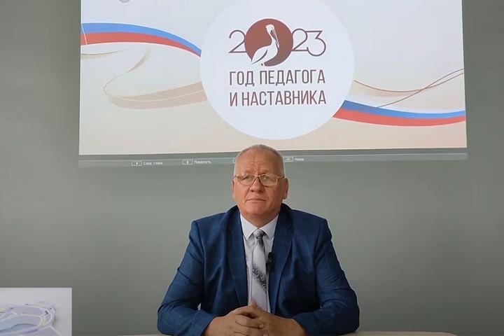 Анатолий Бутенко записал видеопоздравление педагогам и школьникам Хакасии 