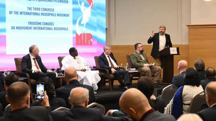 Русофилы против Макрона и Урсулы фонд дер Ляйен: Чтобы не было войны с Россией