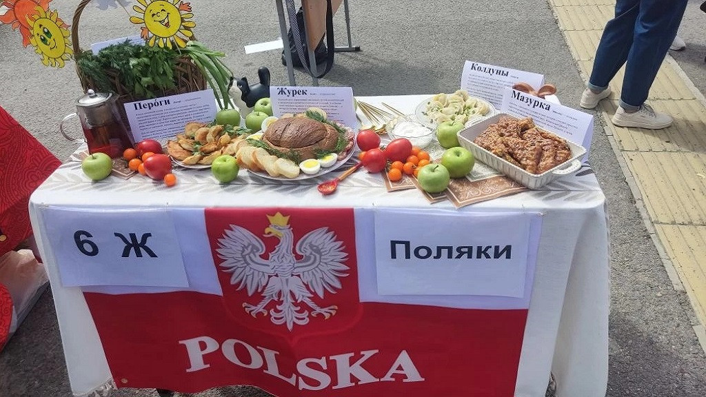 Кукаль, колдуны, клёцки со шкварками: в барнаульской школе № 136 представили блюда народов Алтайского края Фото №8