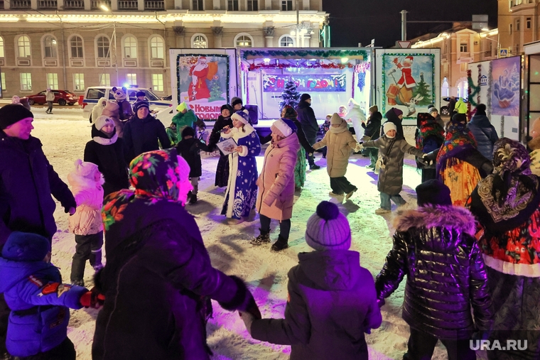 Праздники горожан. Гулянья на площади. Горожане на площади. Хоровод дедов Морозов. Усадьба Деда Мороза Курган.