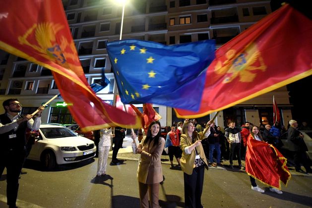 Сторонники Якова Милатовича празднуют его победу на выборах президента Черногории