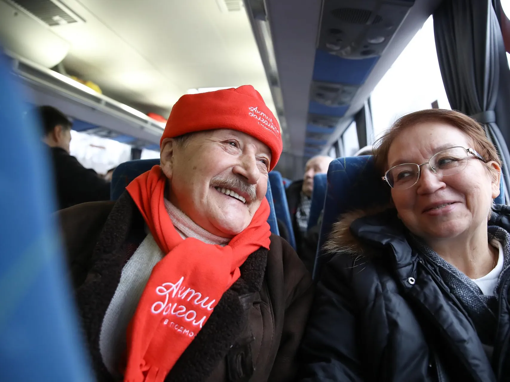 Автобус долголетие. Экскурсии для пенсионеров. Московское долголетие экскурсии. Пенсионеры в самолете. Московское долголетие экскурсии для пенсионеров добрый автобус.