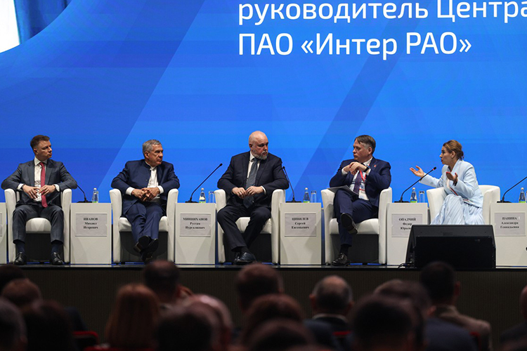 Александра Панина (справа): «Сейчас получается, что мы должны вводить по 5-6 гигаватт новых мощностей в год и модернизировать чуть меньше 4 гигаватт. Это действительно фантастические цифры»