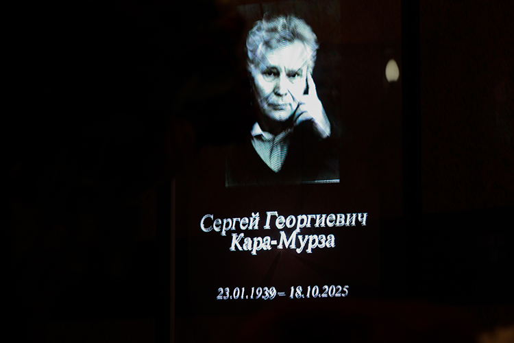 После церемонии гроб погрузили на катафалк, который отправился на Хованское кладбище, где похоронили Кара-Мурзу