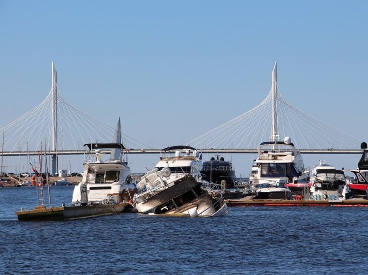 Спасатели потушили пожар на круизной яхте под мостом Александра Невского