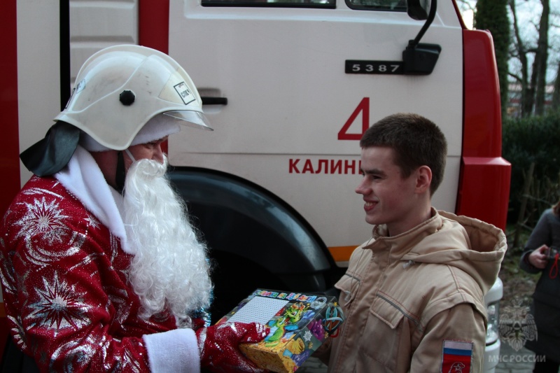 Пожарный Дед Мороз продолжает колесить по Калининграду