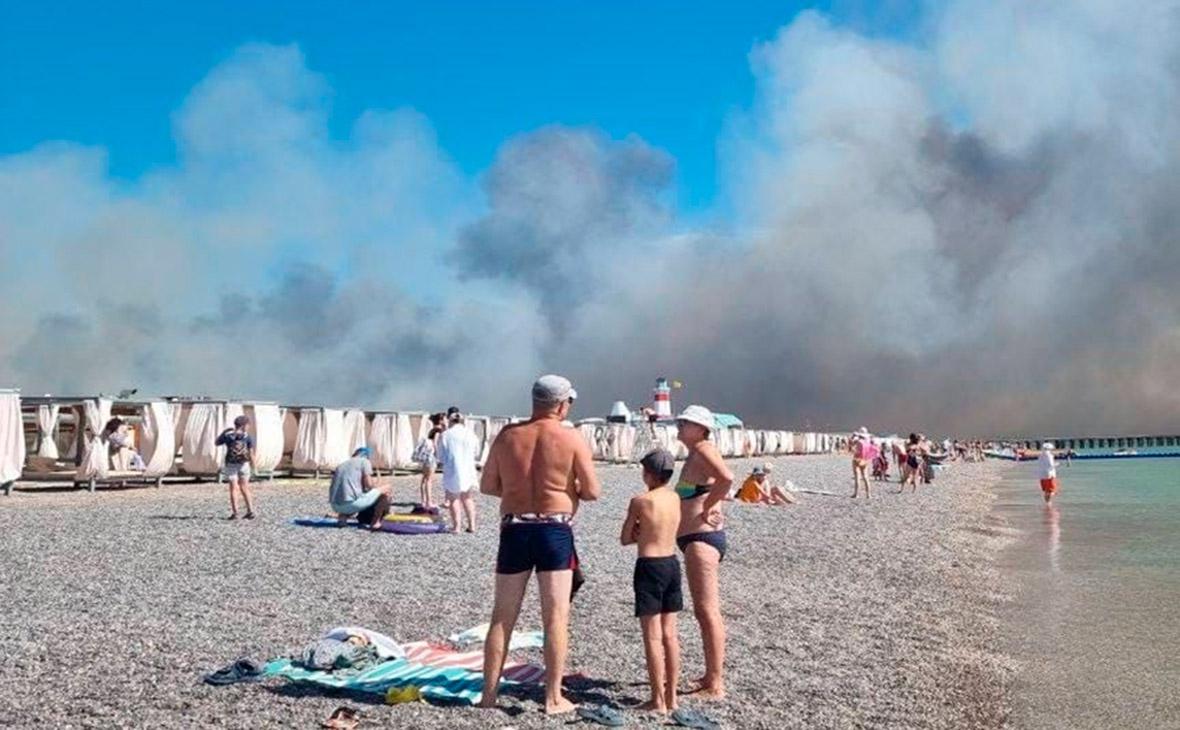 Бомбежка крыма. Крым Новофедоровка взрыв. Новофедоровка аэродром взрыв. В Крыму разбомбили пляж.