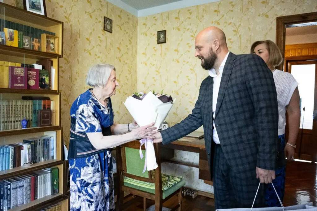 Мэр Курска вручил 85-летней курянке удостоверение блокадницы