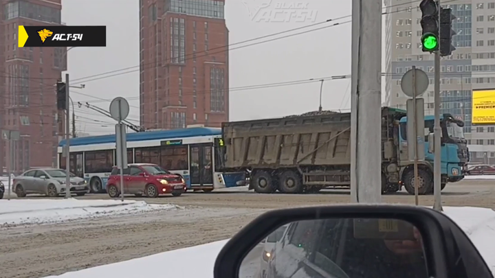 В Новосибирске новенький троллейбус Горожанин столкнулся с самосвалом на перекрёстке