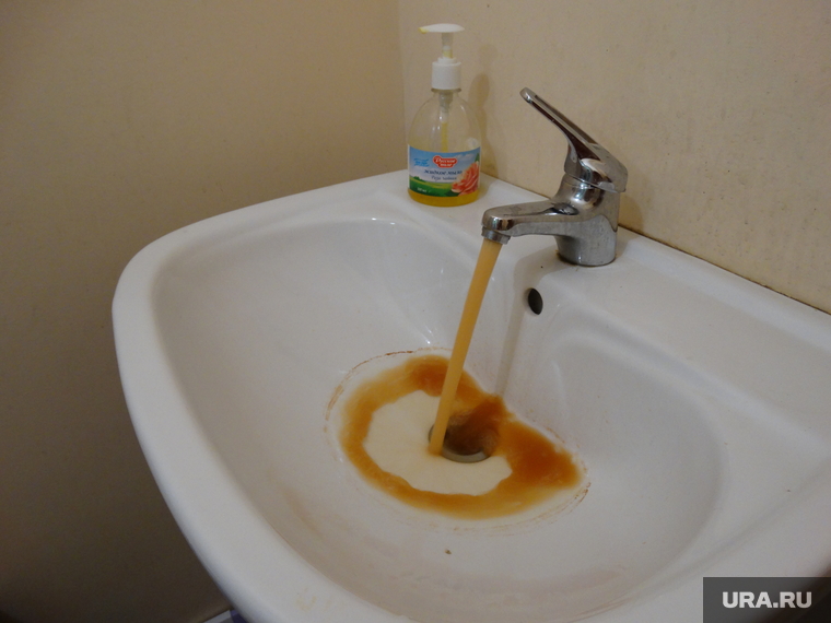 Плохая вода в кране. Плохая вода. Желтая вода из крана. Где плохая вода. Коричневая вода из крана.