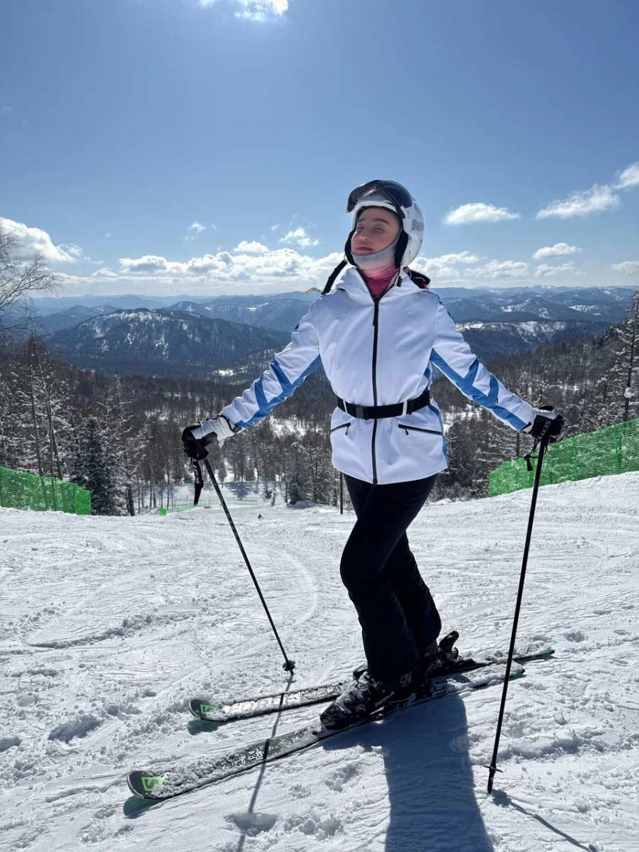 Бузова красиво закрыла горнолыжный сезон на Алтае